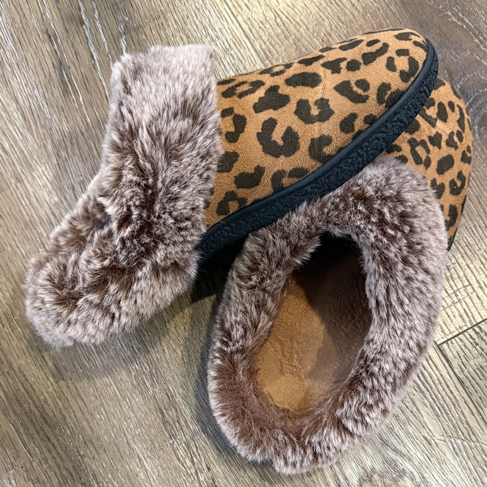 Leopard Print Women’s Slipper with Faux Fur Lining, Size 9.5/10 - Picture 2 of 4